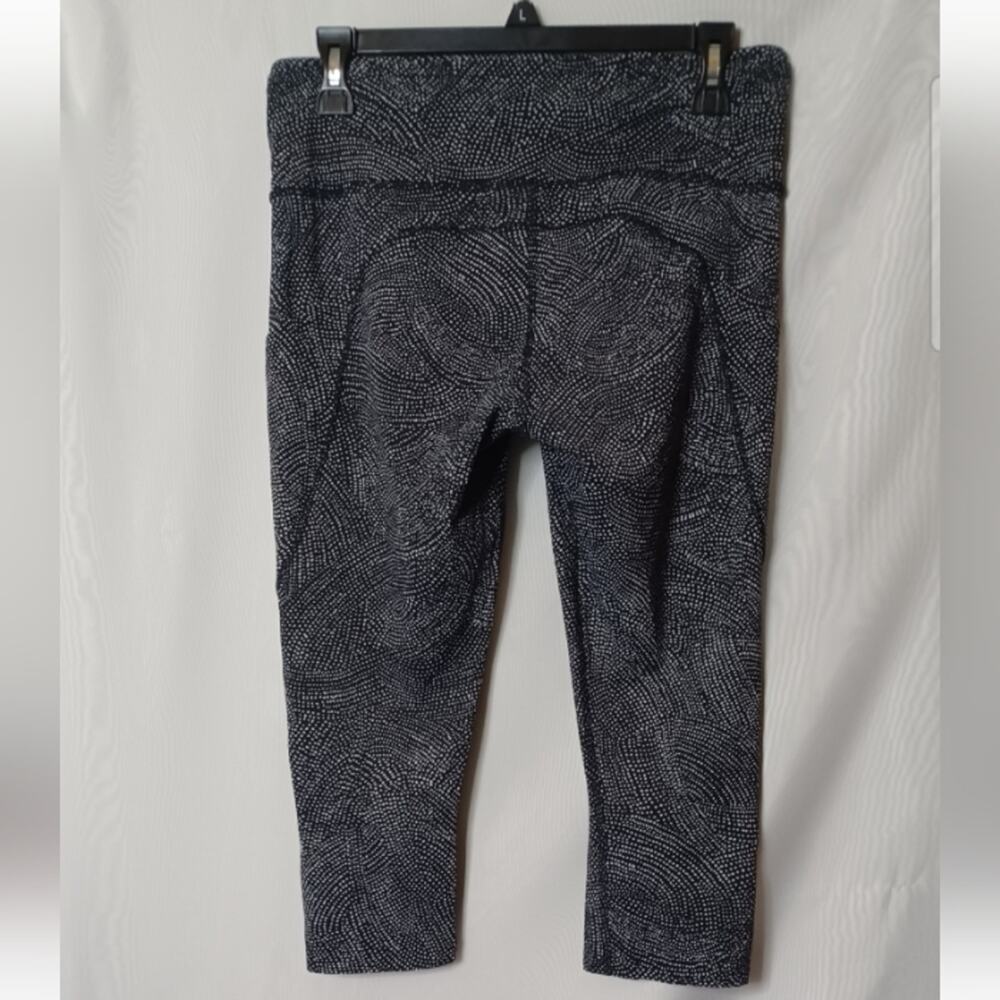 Lululemon Blue and Grey Nulux Fabric Crop Legging With Cut Out Hem.10 - Picture 10 of 12